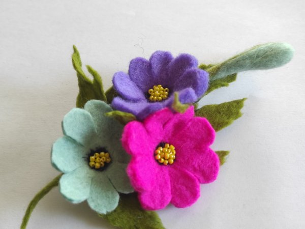 Velta margaspalvė sagė - Brooches