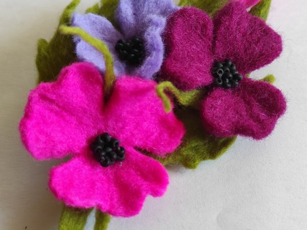 Įvairiaspalvė veltinio sagė - Brooches