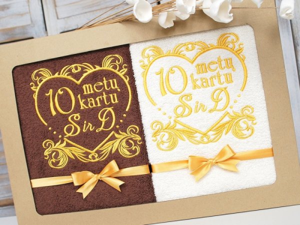 Dovana 10 metų vestuvių proga - medvilninių siuvinėtų rankšluosčių komplektas širdies formoje su inicialais - Needlework