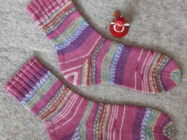 Handmade knitted woolen pattern socks. 75% wool, 25% polyamide, . Strong, warm, soft, durable... 100 gr - 420m. 2