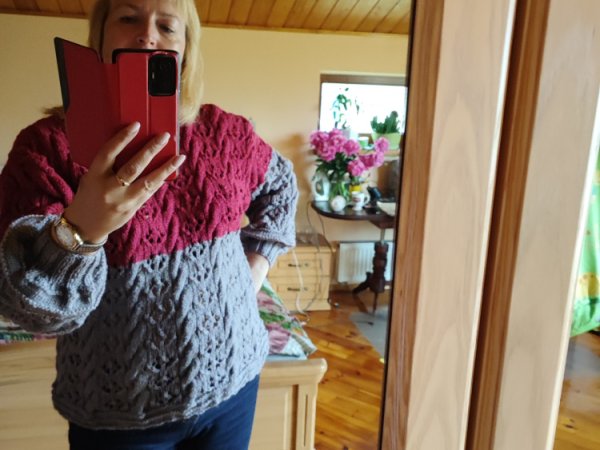 Dviejų spalvų megztinis 3