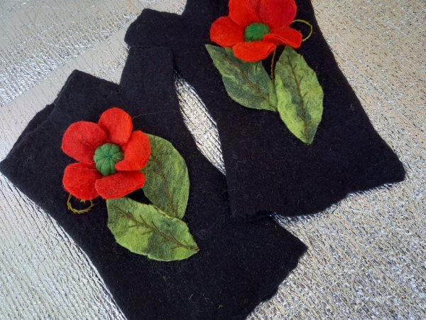 Veltos riešinės ,,Aguonos" - Gloves & mittens