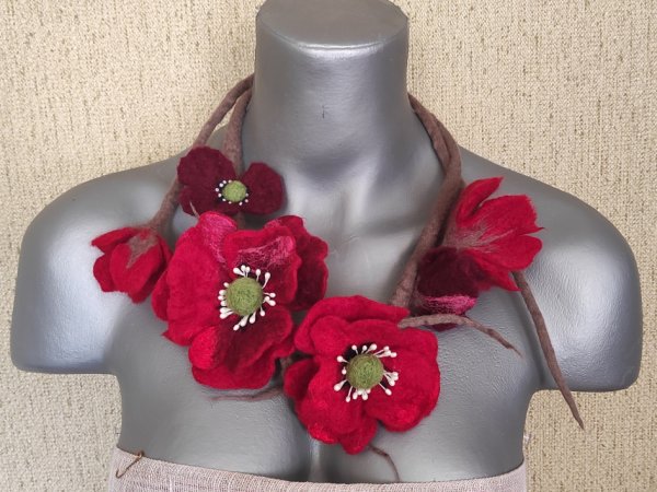 Veltas papuošalas "Aguonų valsas" - Necklaces
