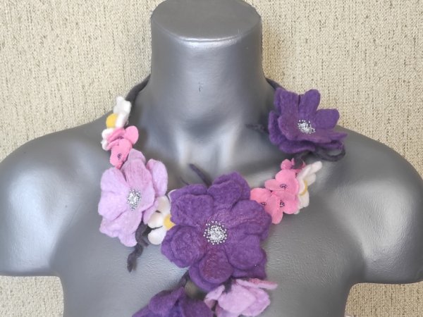 Merino vilnos papuošalas " Vasaros prisiminimas" - Necklaces