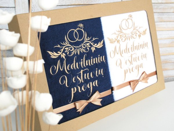 Dovana medvilninių vestuvių proga - medvilninių siuvinėtų rankšluosčių komplektas dėžutėje - Needlework