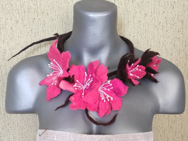 Veltas papuošalas " Rododendrai" - Necklaces