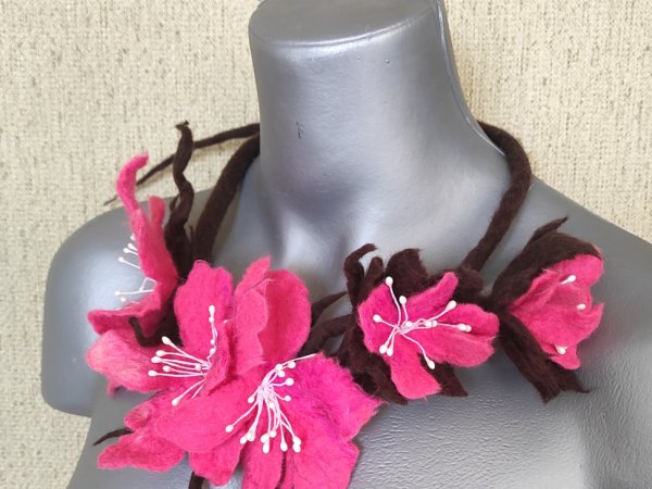 Veltas papuošalas " Rododendrai" 3