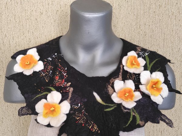 Veltas papuošalas- apykaklė "Narcizai" - Necklaces