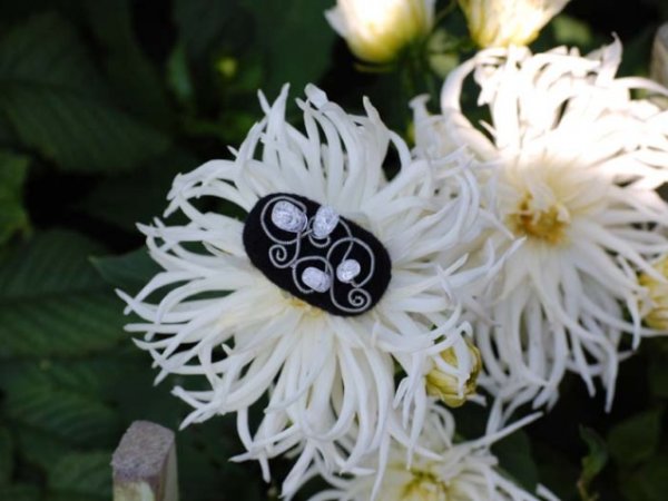 just black - Brooches