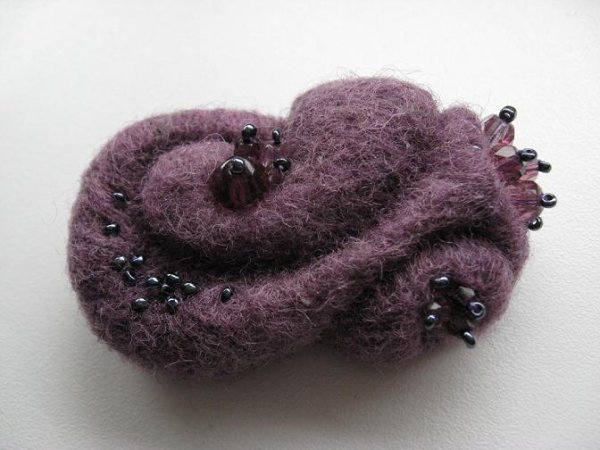Violetinumas - Brooches