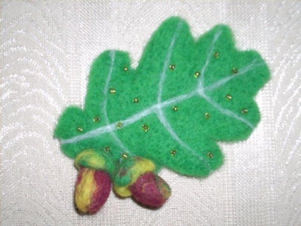 Oak leaflet - Brooches