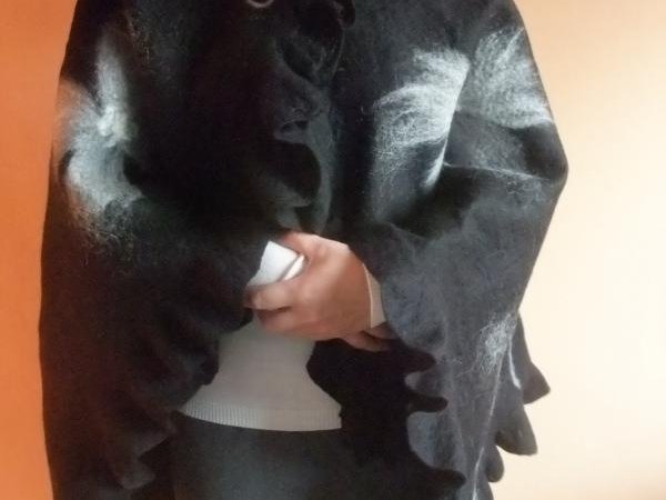juodoj tyloj pražydo gėlės 3