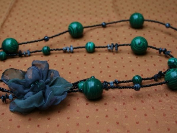 verinys with silk flowers - Necklace